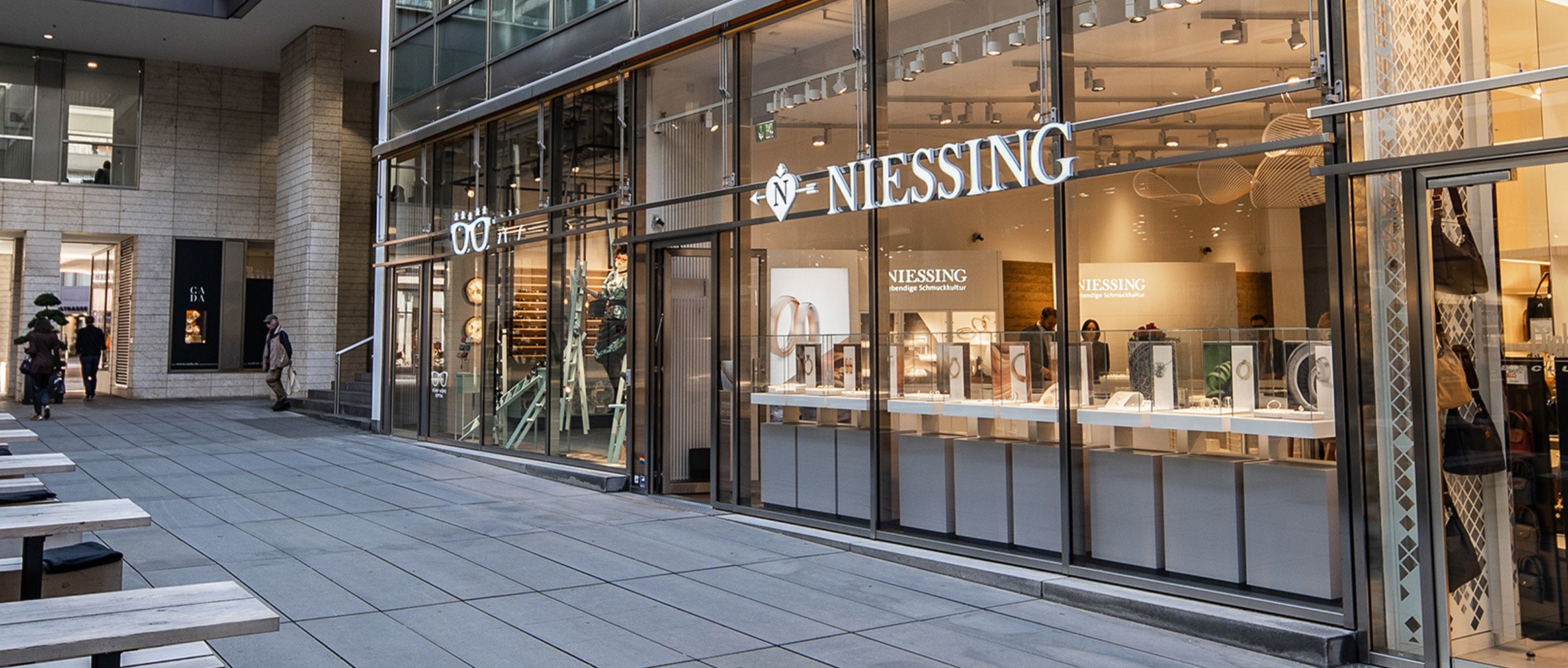 Selling precious metal in the niessing stores