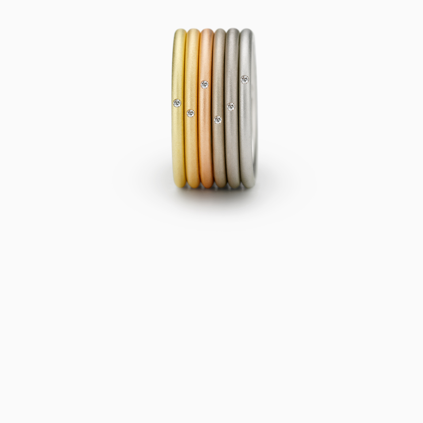 FEINE RINGE IM RAUSCH DER FARBEN